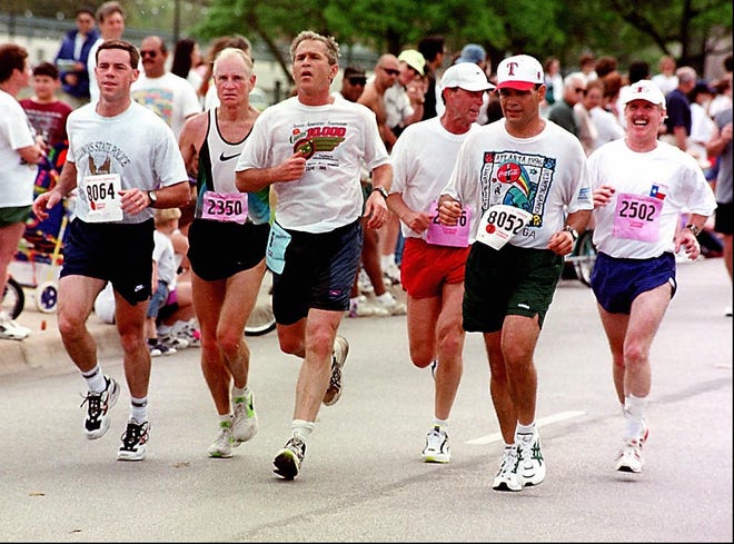 Gov. George Bush, third from the left, runs the final stretch of the Capitol 10,000 with a small entourage. [Larry Kolvoord/American-Statesman]